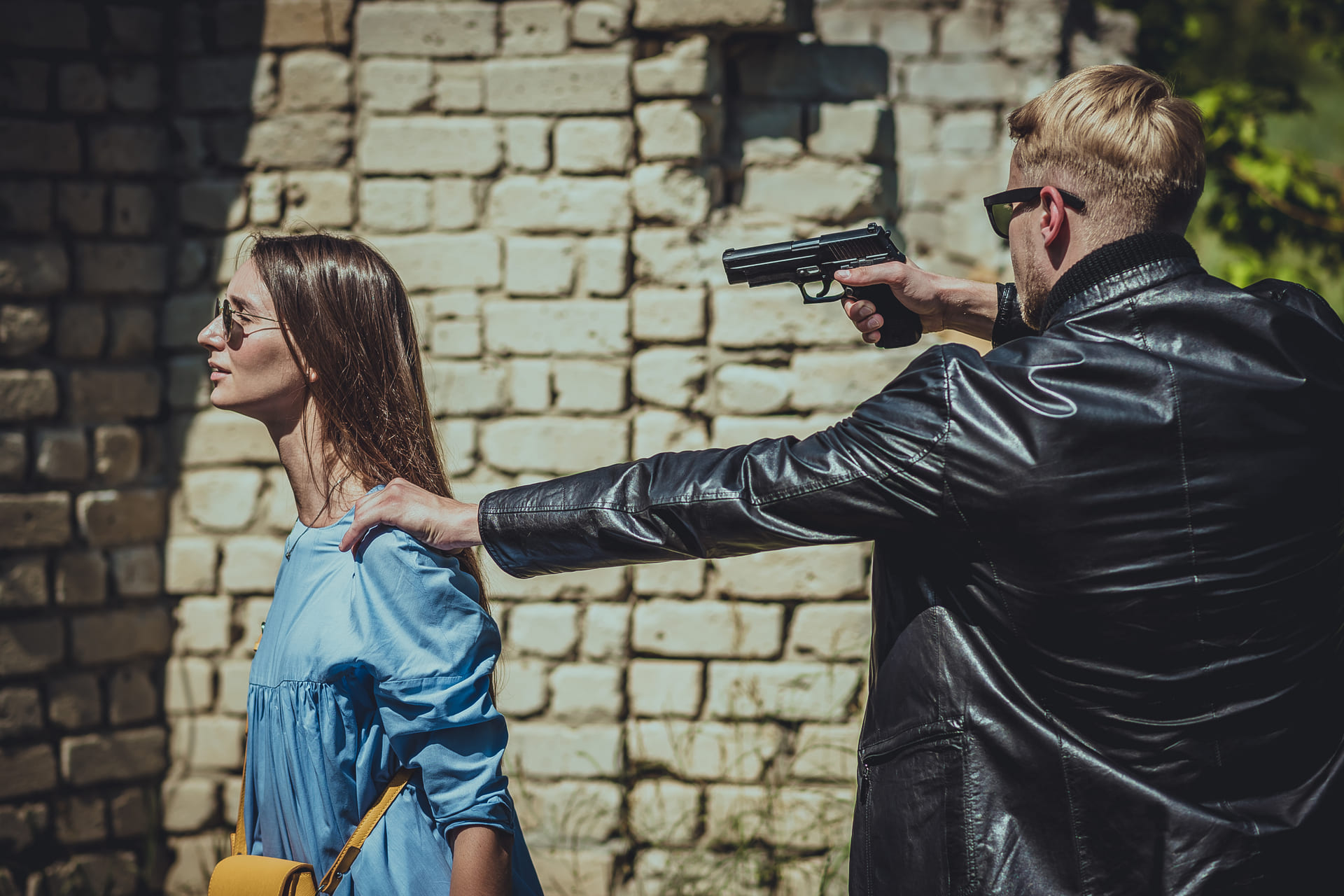 Robber holds woman at gunpoint