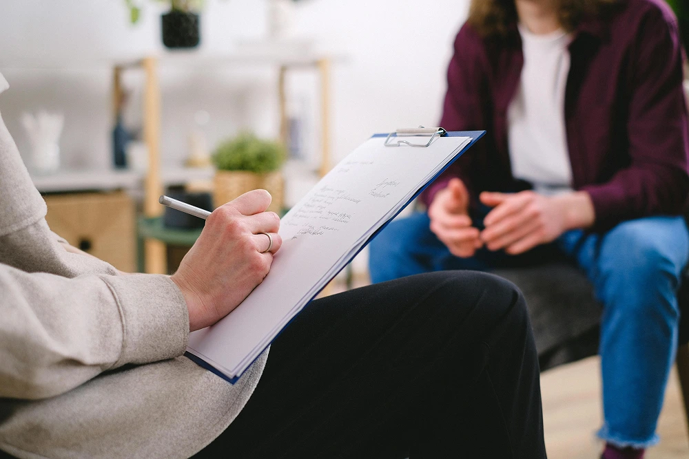 woman consulting to her therapist